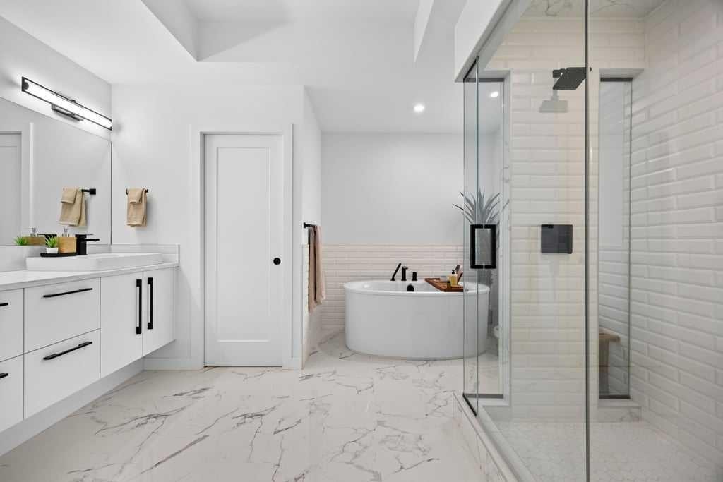 80 Timberline Way Sw, Calgary, AB - Indoor Photo Showing Bathroom