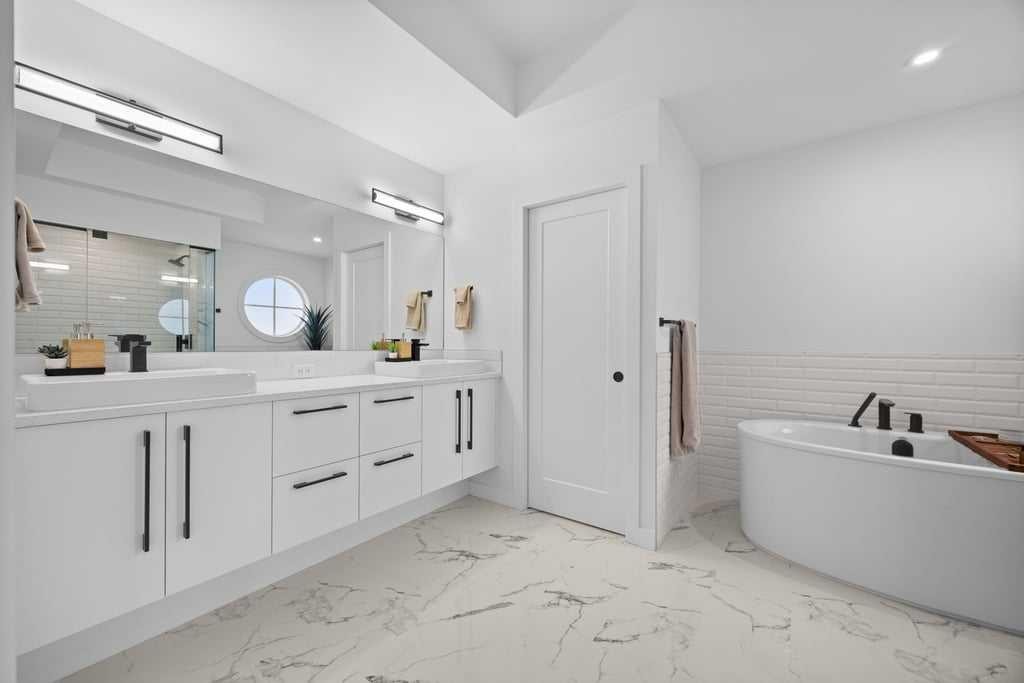 80 Timberline Way Sw, Calgary, AB - Indoor Photo Showing Bathroom