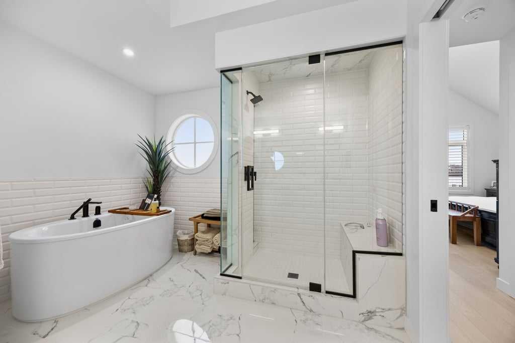 80 Timberline Way Sw, Calgary, AB - Indoor Photo Showing Bathroom