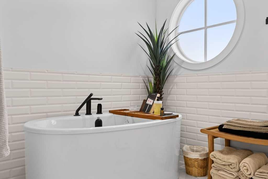 80 Timberline Way Sw, Calgary, AB - Indoor Photo Showing Bathroom