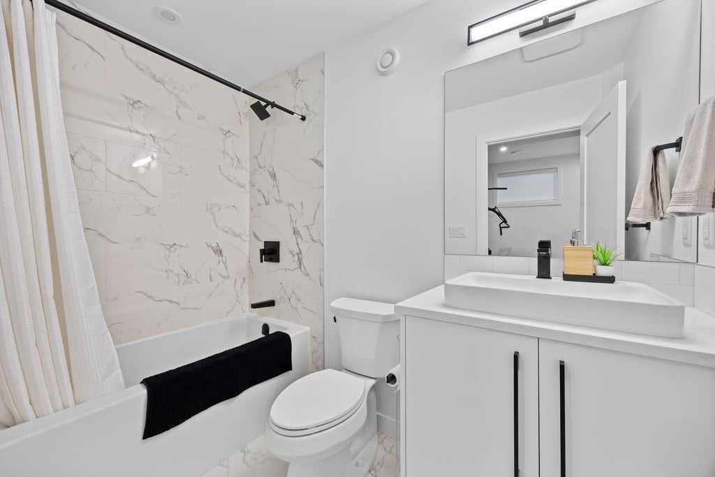80 Timberline Way Sw, Calgary, AB - Indoor Photo Showing Bathroom