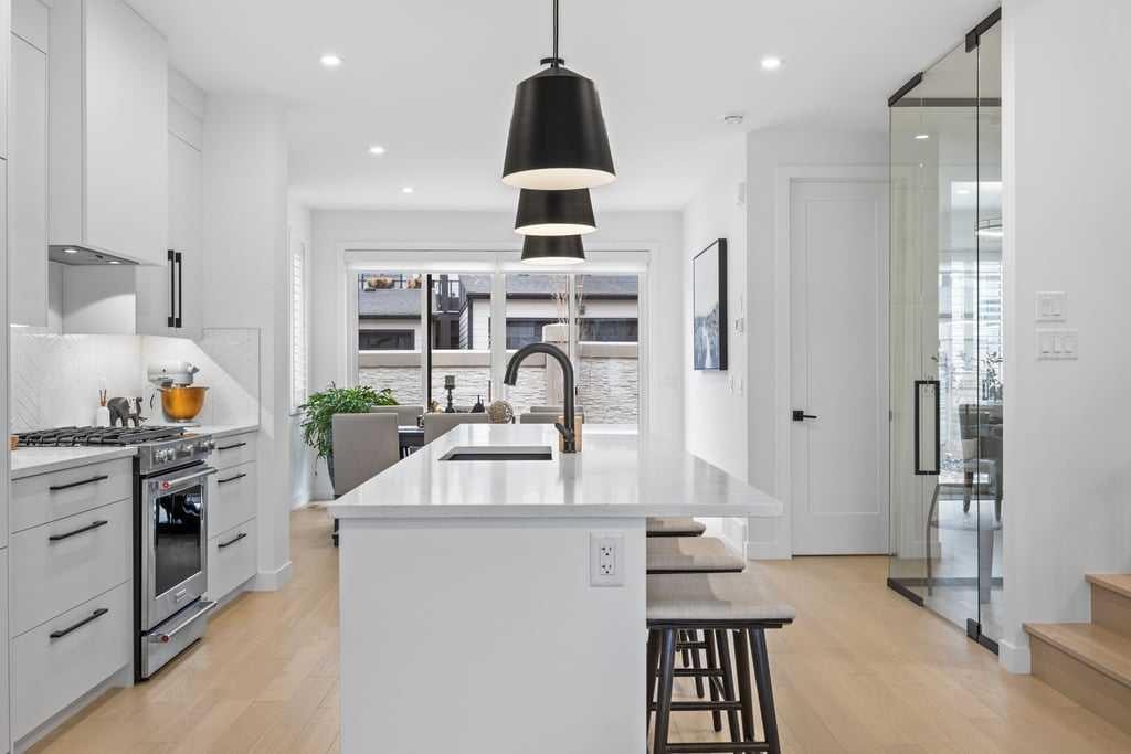 80 Timberline Way Sw, Calgary, AB - Indoor Photo Showing Kitchen With Upgraded Kitchen