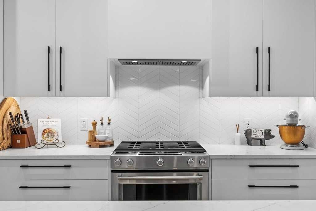 80 Timberline Way Sw, Calgary, AB - Indoor Photo Showing Kitchen With Upgraded Kitchen