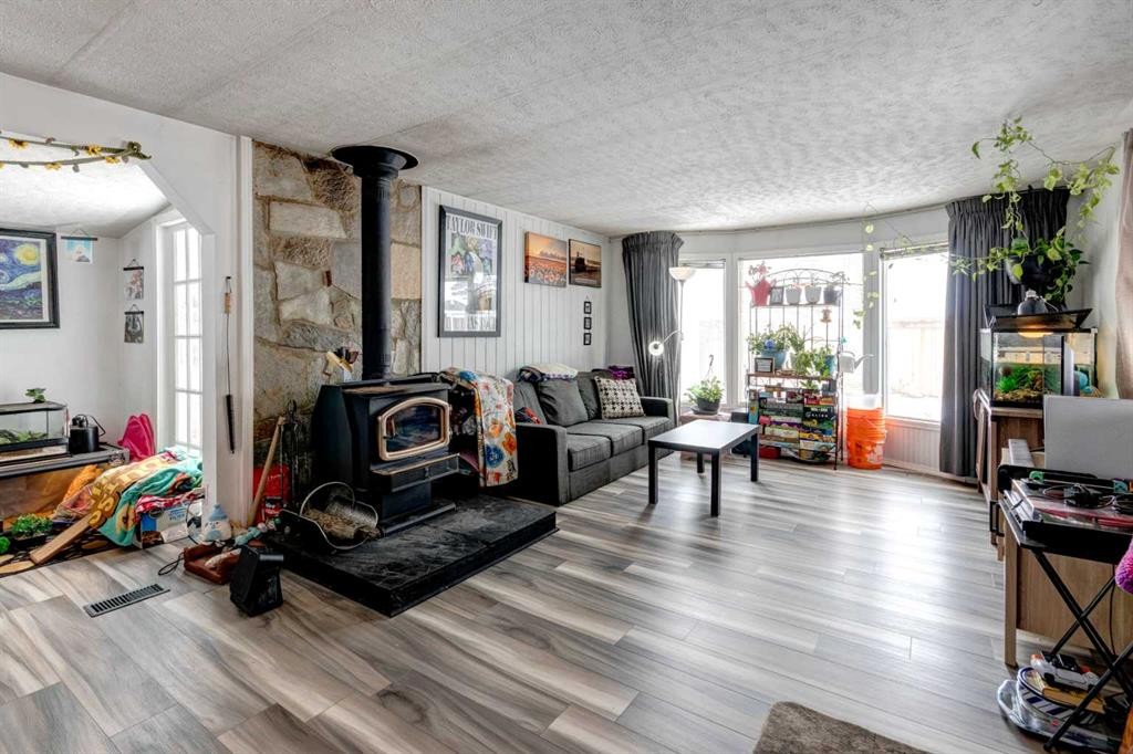 93 Huntstrom Drive Ne, Calgary, AB - Indoor Photo Showing Living Room