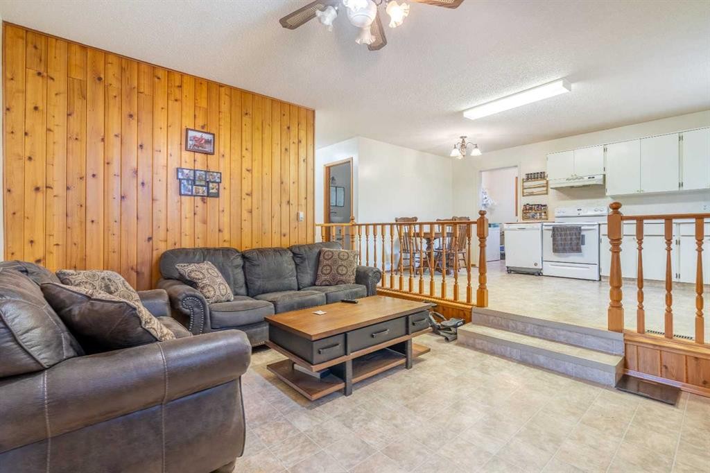 62 Buskmose Drive, Grandview, AB - Indoor Photo Showing Living Room
