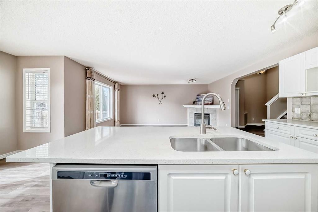 9 Somerside Crescent Sw, Calgary, AB - Indoor Photo Showing Kitchen With Double Sink
