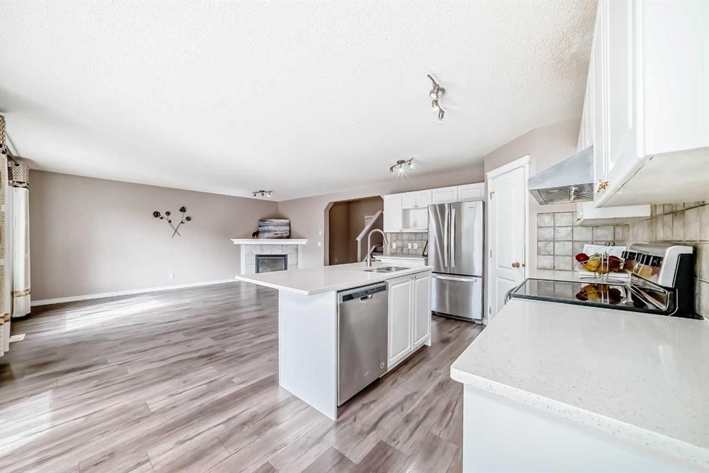9 Somerside Crescent Sw, Calgary, AB - Indoor Photo Showing Kitchen