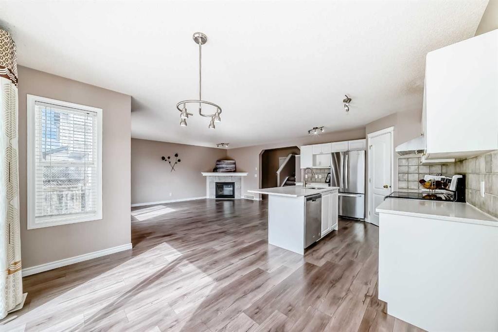 9 Somerside Crescent Sw, Calgary, AB - Indoor Photo Showing Kitchen