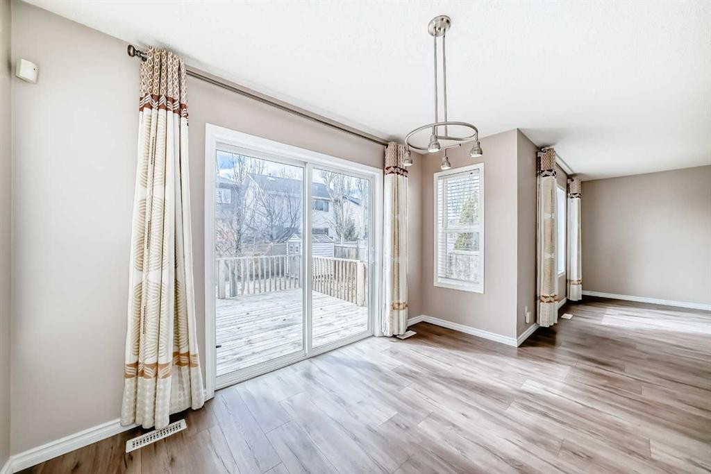 9 Somerside Crescent Sw, Calgary, AB - Indoor Photo Showing Other Room