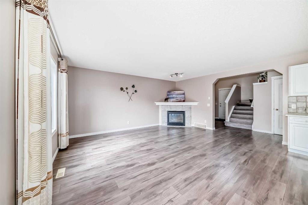 9 Somerside Crescent Sw, Calgary, AB - Indoor With Fireplace