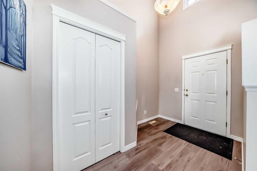 9 Somerside Crescent Sw, Calgary, AB - Indoor Photo Showing Other Room