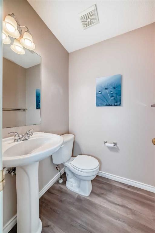 9 Somerside Crescent Sw, Calgary, AB - Indoor Photo Showing Bathroom