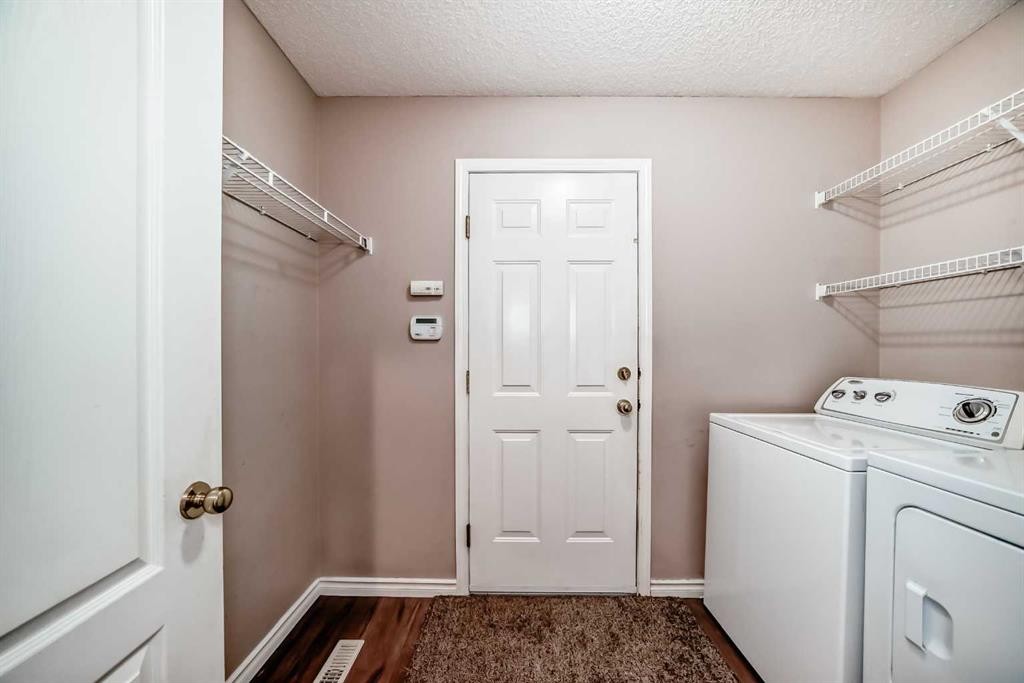 9 Somerside Crescent Sw, Calgary, AB - Indoor Photo Showing Laundry Room