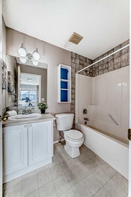 9 Somerside Crescent Sw, Calgary, AB - Indoor Photo Showing Bathroom