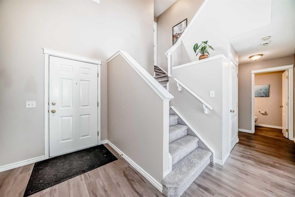 9 Somerside Crescent Sw, Calgary, AB - Indoor Photo Showing Other Room