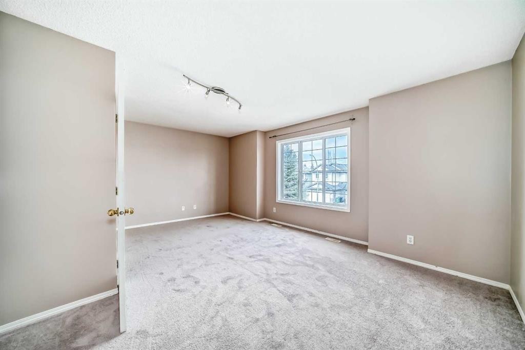 9 Somerside Crescent Sw, Calgary, AB - Indoor Photo Showing Other Room