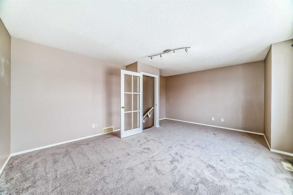 9 Somerside Crescent Sw, Calgary, AB - Indoor Photo Showing Other Room