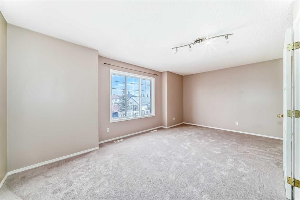 9 Somerside Crescent Sw, Calgary, AB - Indoor Photo Showing Other Room