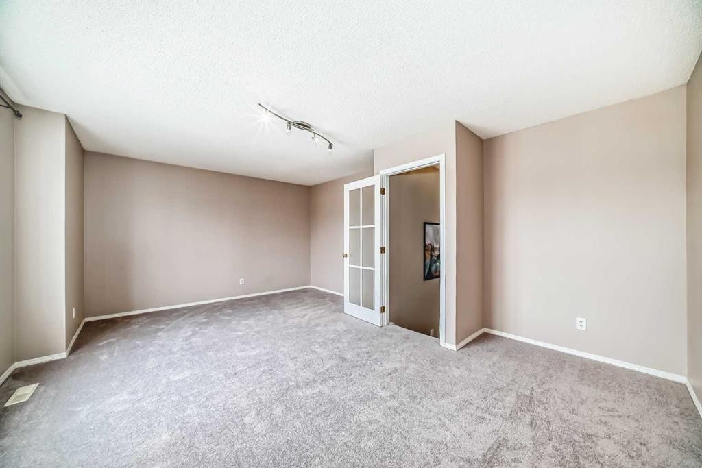 9 Somerside Crescent Sw, Calgary, AB - Indoor Photo Showing Other Room