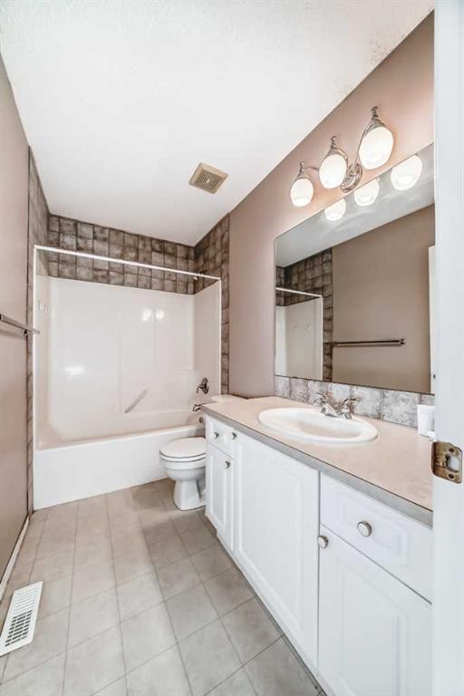 9 Somerside Crescent Sw, Calgary, AB - Indoor Photo Showing Bathroom