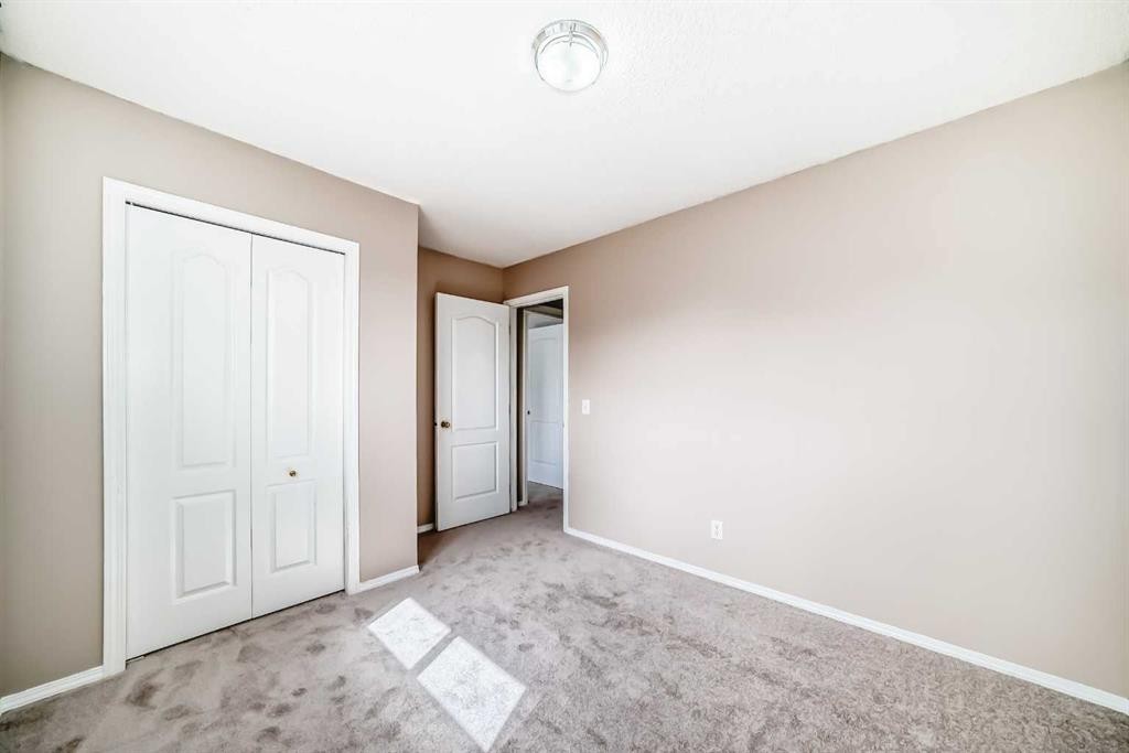 9 Somerside Crescent Sw, Calgary, AB - Indoor Photo Showing Other Room