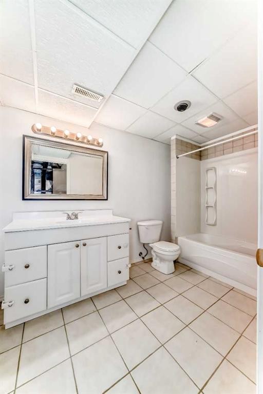 9 Somerside Crescent Sw, Calgary, AB - Indoor Photo Showing Bathroom