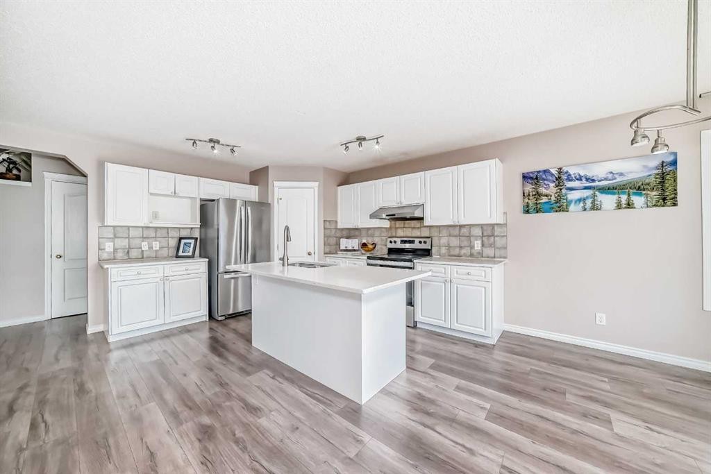 9 Somerside Crescent Sw, Calgary, AB - Indoor Photo Showing Kitchen With Upgraded Kitchen