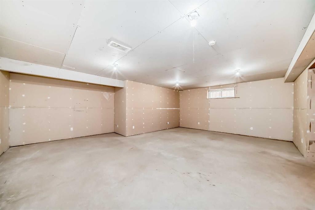 9 Somerside Crescent Sw, Calgary, AB - Indoor Photo Showing Garage