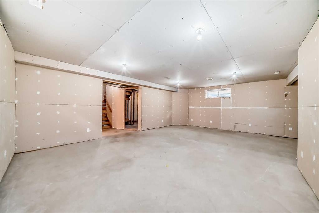 9 Somerside Crescent Sw, Calgary, AB - Indoor Photo Showing Garage