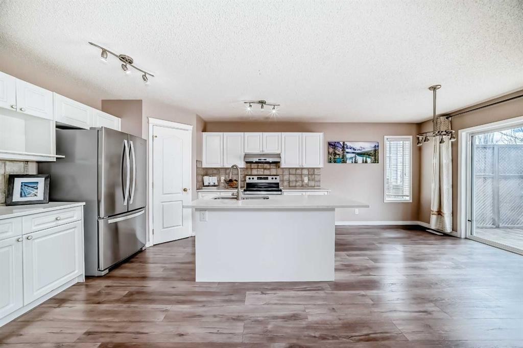 9 Somerside Crescent Sw, Calgary, AB - Indoor Photo Showing Kitchen