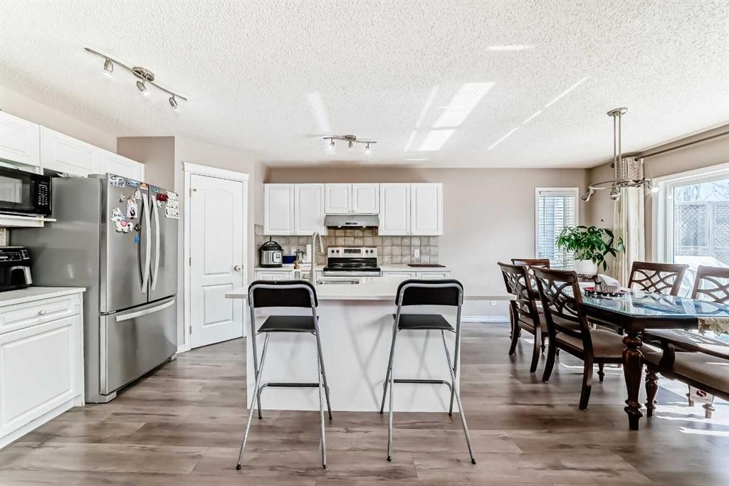 9 Somerside Crescent Sw, Calgary, AB - Indoor Photo Showing Kitchen