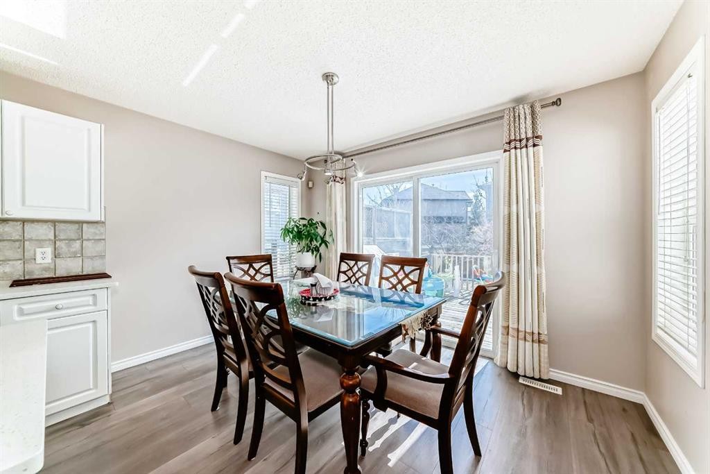9 Somerside Crescent Sw, Calgary, AB - Indoor Photo Showing Dining Room