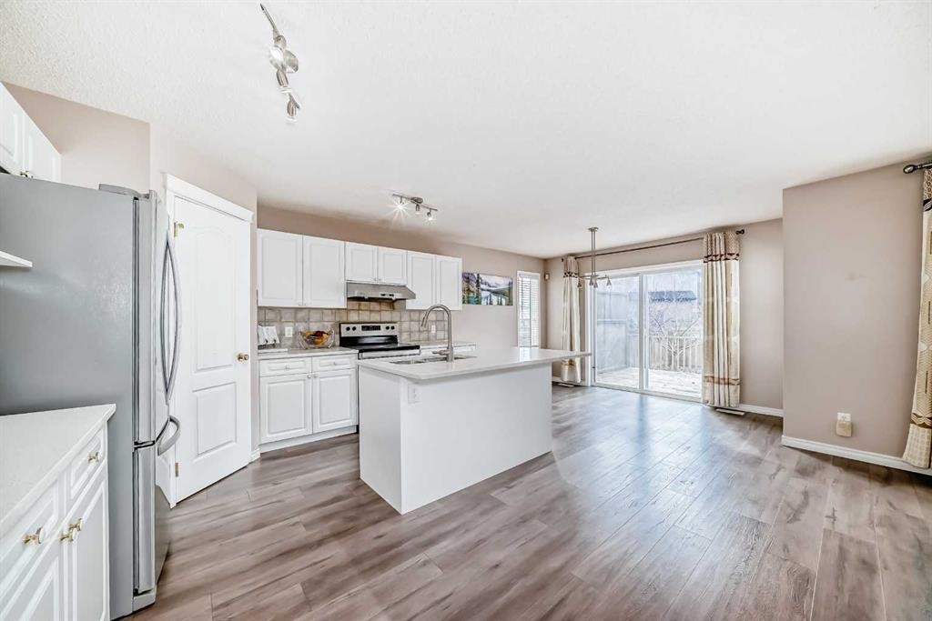 9 Somerside Crescent Sw, Calgary, AB - Indoor Photo Showing Kitchen