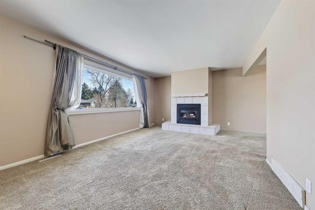 68 West Glen Crescent Sw, Calgary, AB - Indoor Photo Showing Living Room With Fireplace