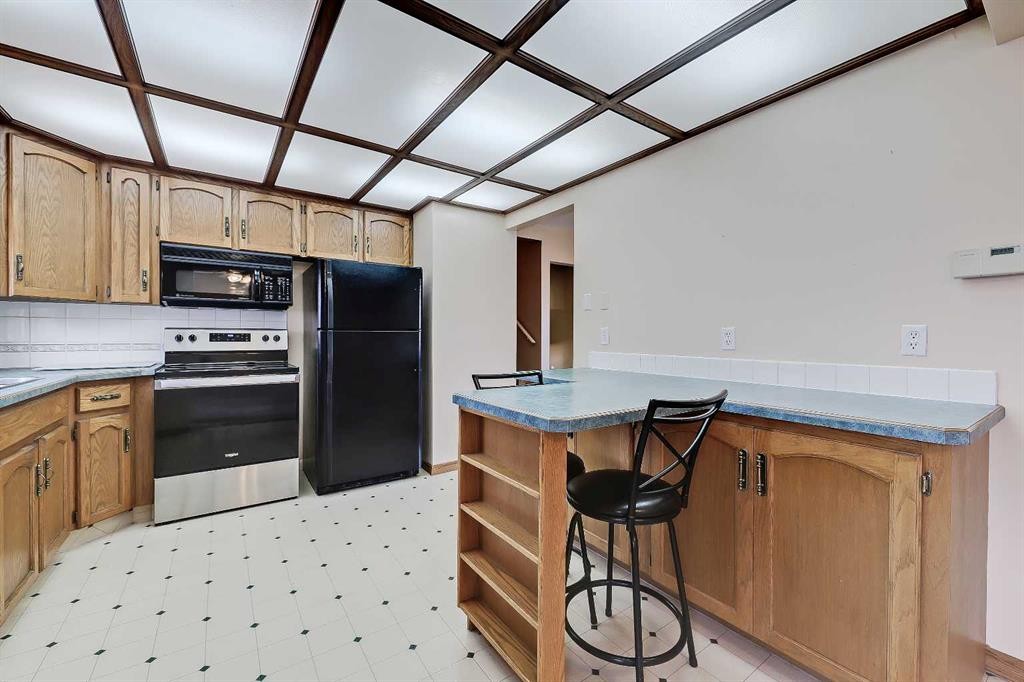 68 West Glen Crescent Sw, Calgary, AB - Indoor Photo Showing Kitchen