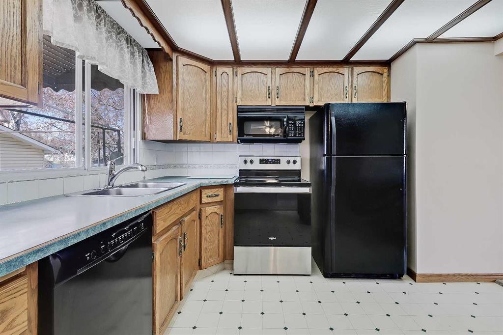 68 West Glen Crescent Sw, Calgary, AB - Indoor Photo Showing Kitchen With Double Sink