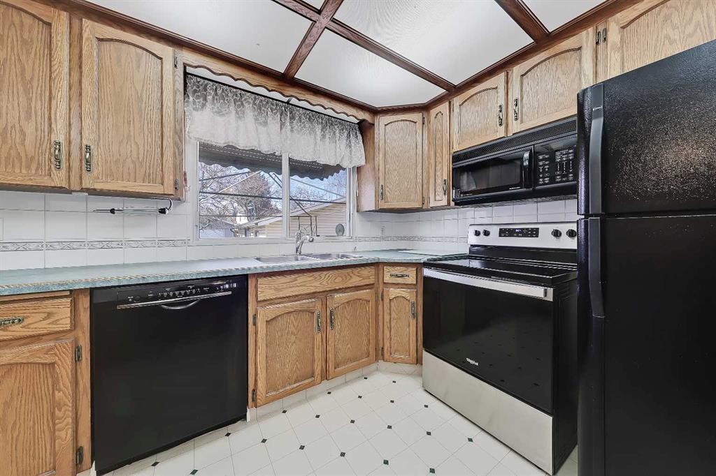 68 West Glen Crescent Sw, Calgary, AB - Indoor Photo Showing Kitchen
