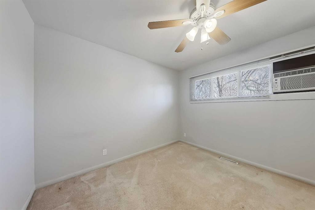 68 West Glen Crescent Sw, Calgary, AB - Indoor Photo Showing Other Room