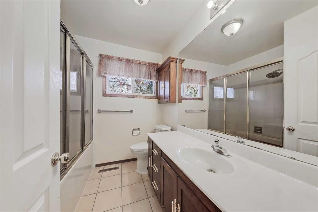 68 West Glen Crescent Sw, Calgary, AB - Indoor Photo Showing Bathroom