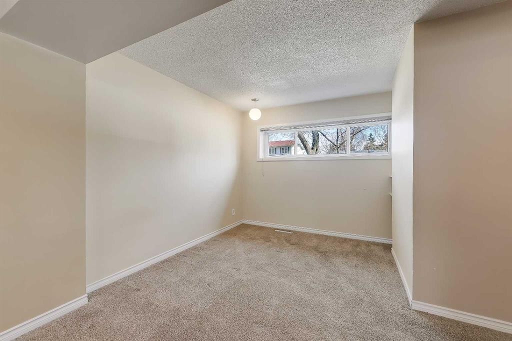 68 West Glen Crescent Sw, Calgary, AB - Indoor Photo Showing Other Room