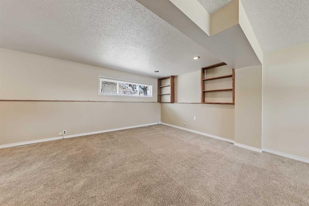 68 West Glen Crescent Sw, Calgary, AB - Indoor Photo Showing Other Room