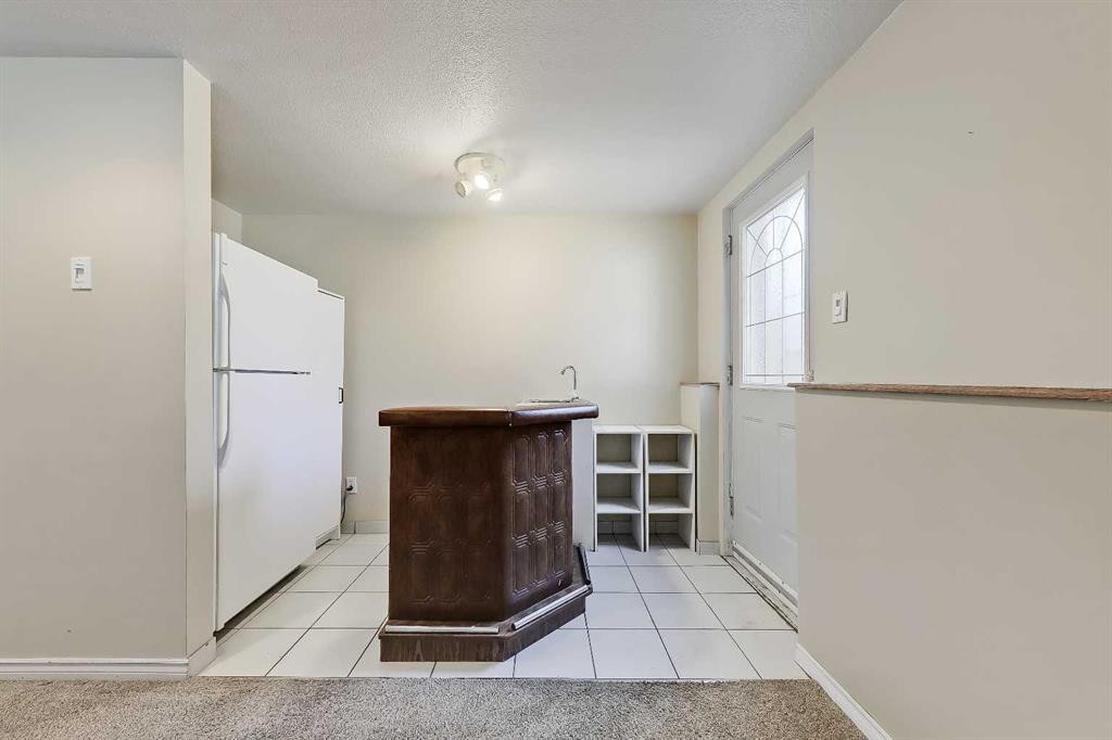 68 West Glen Crescent Sw, Calgary, AB - Indoor Photo Showing Other Room