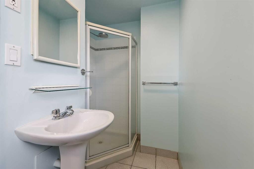 68 West Glen Crescent Sw, Calgary, AB - Indoor Photo Showing Bathroom