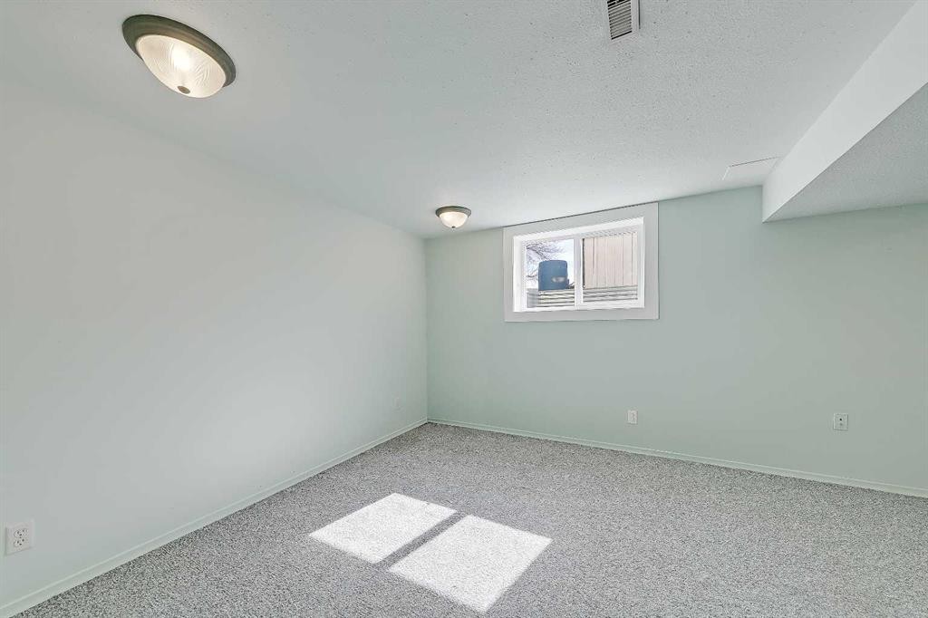 68 West Glen Crescent Sw, Calgary, AB - Indoor Photo Showing Other Room