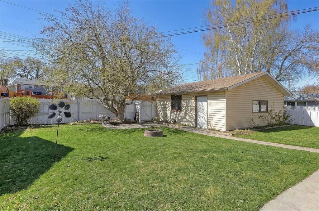 68 West Glen Crescent Sw, Calgary, AB - Outdoor