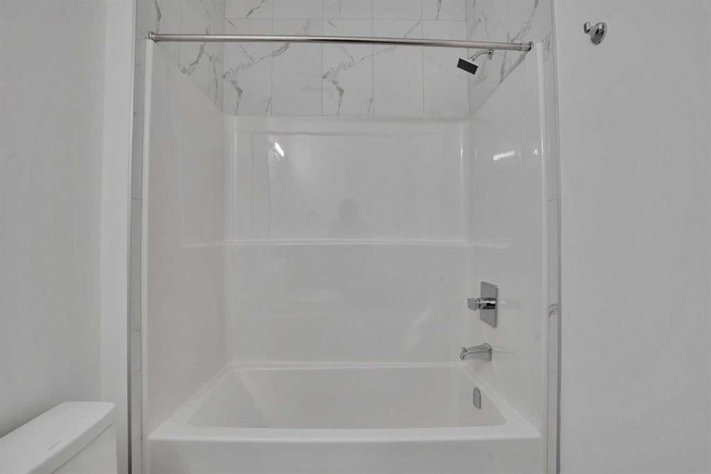 230 Kinniburgh Loop, Chestermere, AB - Indoor Photo Showing Bathroom