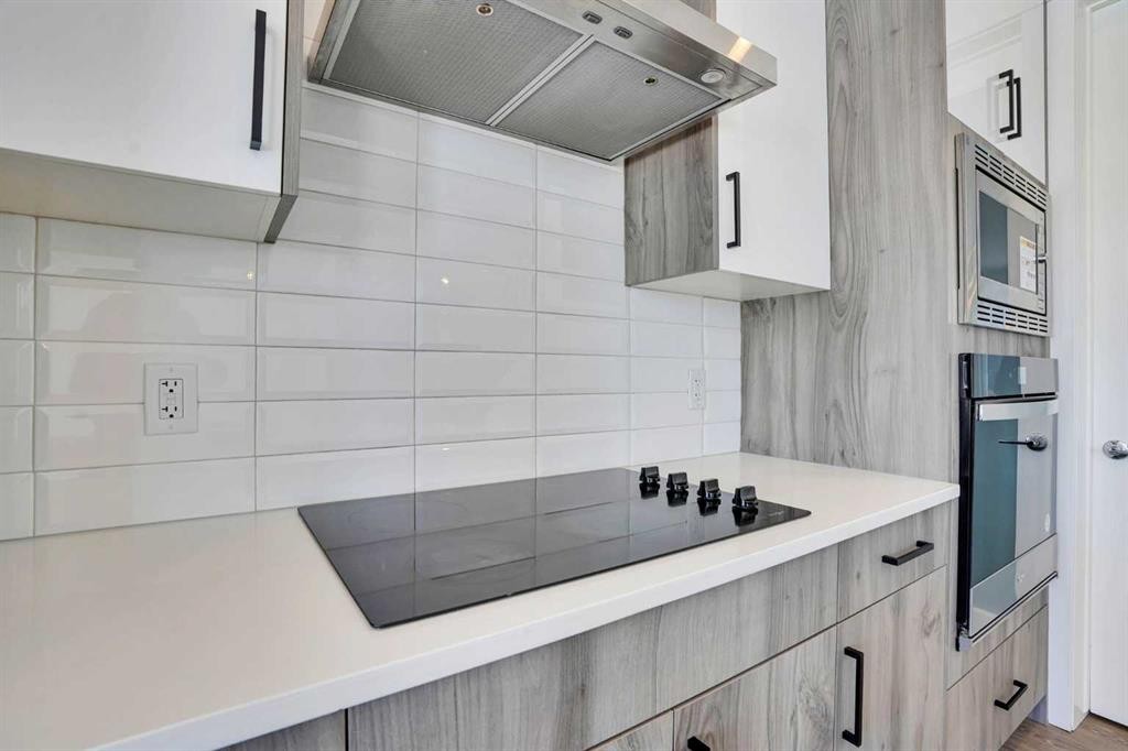 230 Kinniburgh Loop, Chestermere, AB - Indoor Photo Showing Kitchen