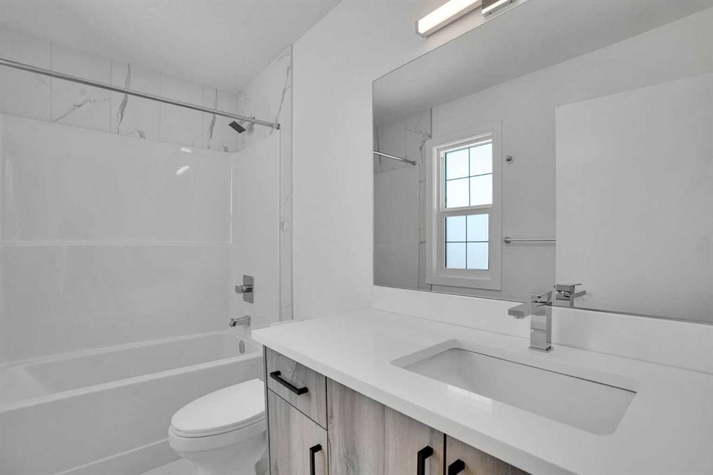 230 Kinniburgh Loop, Chestermere, AB - Indoor Photo Showing Bathroom