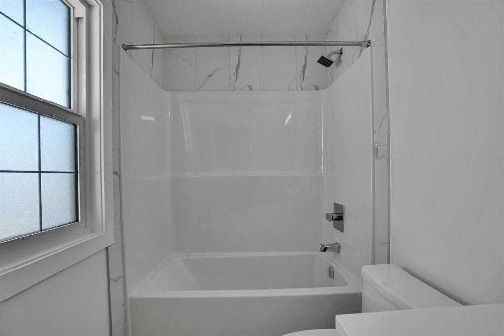 230 Kinniburgh Loop, Chestermere, AB - Indoor Photo Showing Bathroom