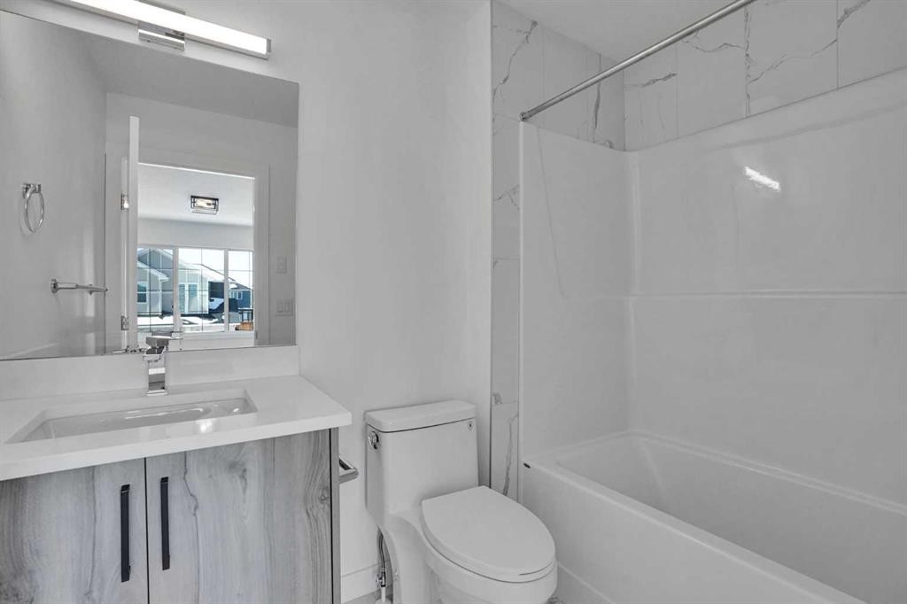 230 Kinniburgh Loop, Chestermere, AB - Indoor Photo Showing Bathroom